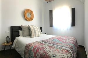Een bed of bedden in een kamer bij Cortijo Rural Alcornocosas