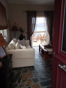 sala de estar con sofá blanco y mesa en Calma, en Perdika
