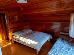 Tempat tidur dalam kamar di Slapy chata Županovice