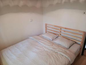 Postel nebo postele na pokoji v ubytování Slapy chata Županovice