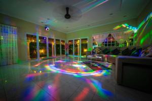 uma sala de estar com uma pista de dança colorida em Villa 23 - 4B/4B/PrivatePool/BBQ em Petaling Jaya