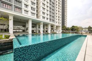 ein Schwimmbad vor einem Gebäude in der Unterkunft Beautiful 3B2B for 6 pax w Pool - Subang Jaya in Subang Jaya