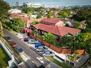 una vista aérea de una casa con coches aparcados en un aparcamiento en Villa 23 - 4B/4B/PrivatePool/BBQ en Petaling Jaya