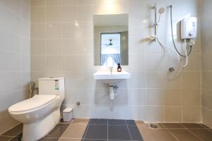 ein Badezimmer mit Toilette und Waschbecken in der Unterkunft Beautiful 3B2B for 6 pax w Pool - Subang Jaya in Subang Jaya + 16 Fotos