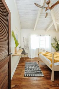 um quarto com uma cama e uma ventoinha de tecto em The Koi House with Pool em Kailua-Kona