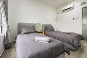 zwei Betten nebeneinander in einem Zimmer in der Unterkunft Beautiful 3B2B for 6 pax w Pool - Subang Jaya in Subang Jaya