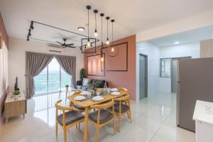 ein Esszimmer und ein Wohnzimmer mit Tisch und Stühlen in der Unterkunft Beautiful 3B2B for 6 pax w Pool - Subang Jaya in Subang Jaya