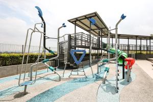 ein Park mit einem Spielplatz mit Rutsche in der Unterkunft Beautiful 3B2B for 6 pax w Pool - Subang Jaya in Subang Jaya