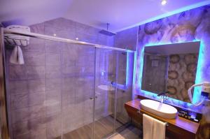 uma casa de banho com um chuveiro, um lavatório e um WC. em Elite Hotels Darica Spa & Convention Center em Gebze