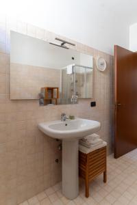 uma casa de banho com um lavatório e um espelho em Residenza al Corso em Verona