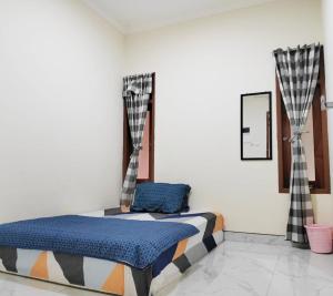 1 Schlafzimmer mit 2 Betten in einem Zimmer in der Unterkunft Surabaya Homey near UNAIR Syariah in Surabaya