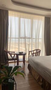 Tempat tidur dalam kamar di Fakher Yanbu 3 Furnished Units
