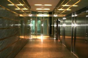 pusty korytarz ze szklanymi drzwiami w budynku w obiekcie Nest - Baarerstrasse 55 w mieście Zug