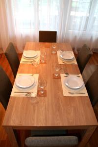 - une table en bois avec des assiettes et des verres à vin dans l'établissement Nest - Baarerstrasse 55, à Zoug