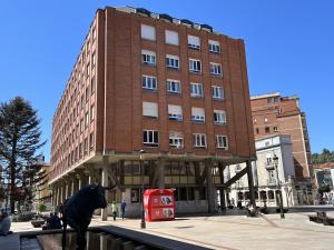 una estatua de un oso delante de un edificio en Hi! Burgos - SIDI - VUT-472 - Exclusivo apartamento moderno en el corazón de la ciudad, en Burgos