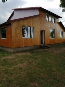 ein Haus, das gebaut wird in der Unterkunft Cabana nea Nicu in Bălceşti