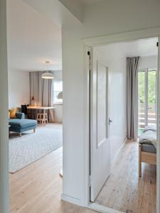 ein Wohnzimmer mit einer Tür, die in ein Wohnzimmer führt in der Unterkunft Cozy apartment in Suuremõisa in Suuremõisa