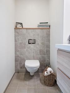 Koupelna v ubytování Cozy apartment in Suuremõisa + 30 fotografií