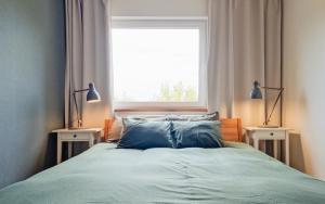 Postel nebo postele na pokoji v ubytování Cozy apartment in Suuremõisa