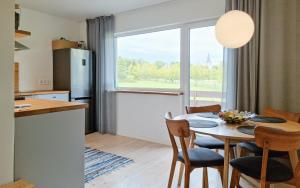 Kuchyň nebo kuchyňský kout v ubytování Cozy apartment in Suuremõisa
