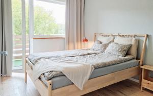Postel nebo postele na pokoji v ubytování Cozy apartment in Suuremõisa