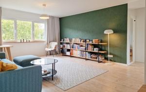 ein Wohnzimmer mit Sofa und Bücherregal in der Unterkunft Cozy apartment in Suuremõisa in Suuremõisa