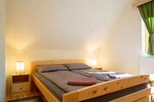 Katil atau katil-katil dalam bilik di Két patak vendégház - Casa de oaspeți Două pâraie