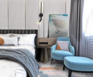 um quarto com uma cama e uma cadeira em Crowne Plaza Sofia, an IHG Hotel em Sófia