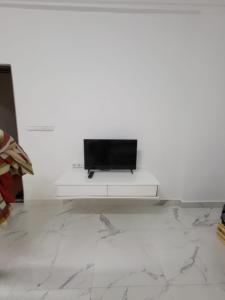 uma televisão de ecrã plano em cima de uma parede branca em Appartement Tanger 3 em Tânger