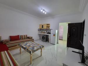 uma sala de estar com um sofá e uma mesa em Appartement Tanger 3 em Tânger