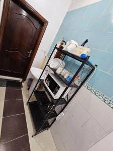 a table with a microwave on it in a bathroom at شقة مفروشة في المدينة المنورة- رانونا1 in ‘Urwah