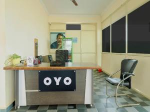 um escritório com um sinal de ovo numa secretária em OYO Flagship Sea Coastal Inn em Kakinada