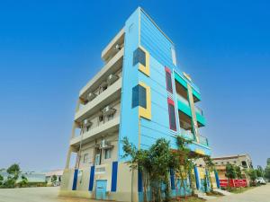 um edifício com pintura colorida no lado em OYO Flagship Sea Coastal Inn em Kakinada