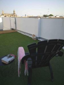 balkon ze stołem i ławką na dachu w obiekcie Apartamento Loft Jerez Bulería w mieście Jerez de la Frontera