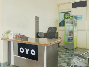 um sinal de XO numa secretária num escritório em OYO Flagship Sea Coastal Inn em Kakinada