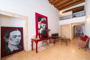 salon z biurkiem i obrazem na ścianie w obiekcie Palazzo Lavagnoli w Weronie