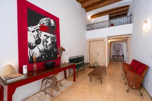 维罗纳Palazzo Lavagnoli的客厅配有桌子和墙上的绘画