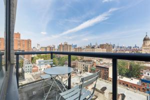 einen Balkon mit Stadtblick in der Unterkunft East Village 1br w balcony garden gym nr bars NYC-1211 in New York