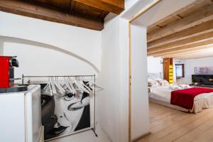 维罗纳Palazzo Lavagnoli的卧室墙上挂着一张女画 更多13张照片