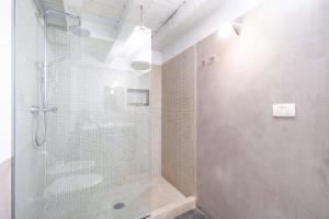 W łazience znajduje się prysznic ze szklanymi drzwiami. w obiekcie Palazzo Lavagnoli w Weronie