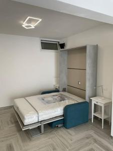 une salle d'hôpital avec un lit et une table dans l'établissement Holiday House, à Ancône