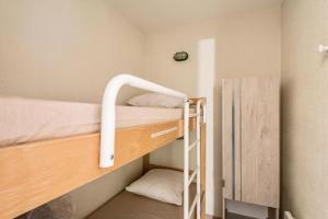 アヴォリアーズにあるResidence Le Cedrat - maeva Homeの二段ベッド2組とはしごが備わる客室です。