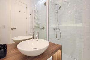 een witte badkamer met 2 wastafels en een douche bij Charming Lavapies Center in Madrid