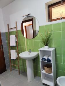 uma casa de banho com um lavatório e um espelho em Machico Terrace em Machico