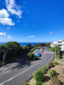 uma rua com carros estacionados ao lado de uma estrada em Machico Terrace em Machico