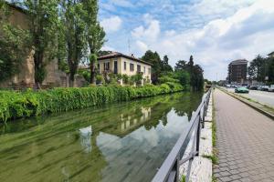 Un río con un edificio a su lado en PrimoPiano - Padova 320, en Milán