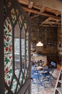 um quarto com uma mesa e uma porta de vidro em La Maison de la Tour em Semur-en-Auxois