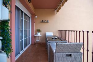 un patio con tavolo e sedie sul balcone. di White dreams next to the sea a Algarrobo-Costa