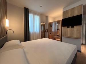 Postel nebo postele na pokoji v ubytování Hotel Leonessa