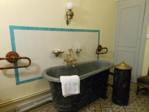 La salle de bains est pourvue d'une baignoire et d'une serviette. dans l'établissement La Maison de la Tour, à Semur-en-Auxois
